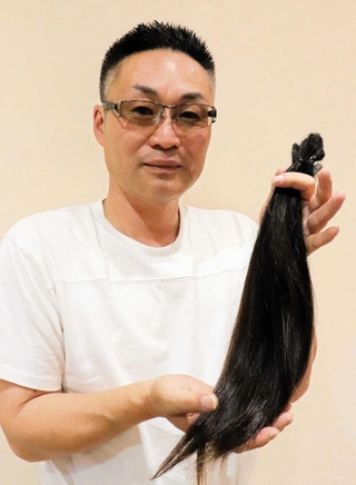 久しぶりに短髪に戻った大谷さん＝佐用町三日月