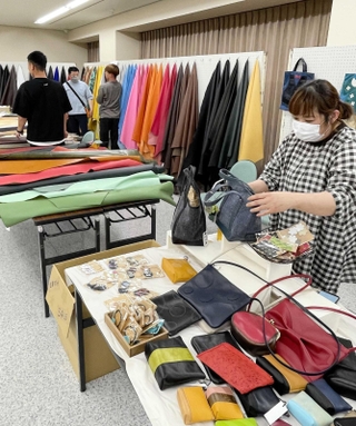 色とりどりの一枚革などが並ぶ即売会場＝たつの市龍野町富永
