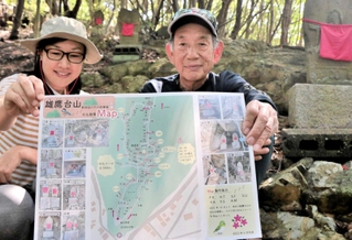 石仏マップを製作したオタカクラブの松本あゆみさん（左）と内波修一さん＝雄鷹台山
