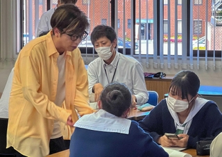 チャットＧＰＴの使い方を解説する大崎龍史さん（左）＝上郡町役場