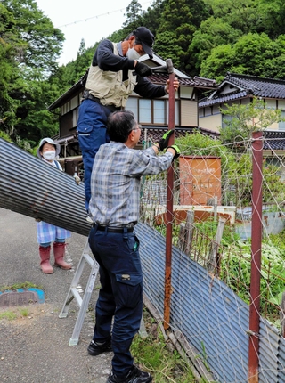 獣害対策の柵を設置する「長谷助け合い隊」のメンバー＝佐用町奥長谷