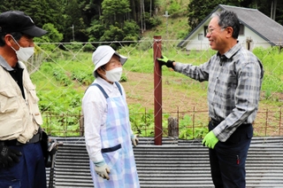 「長谷助け合い隊」の加藤政男さん（右）と依頼者の中野綾子さん（中央）＝佐用町奥長谷