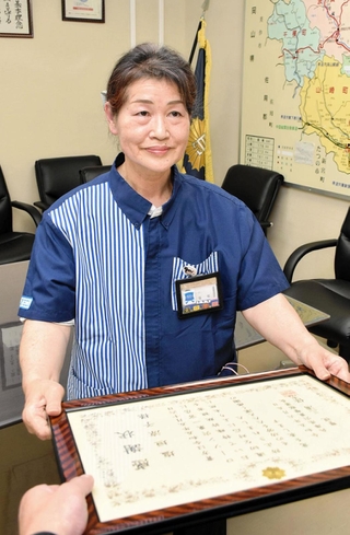 架空請求詐欺を防ぎ、署長感謝状を受け取った塩垣涼子さん＝宍粟署