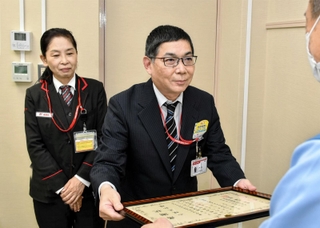 詐欺被害を防ぎ、署長感謝状を受け取った山根正弘さん（右）と三木ひろみさん＝宍粟署