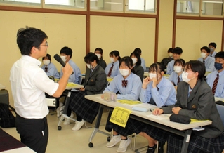 候補者（左）の主張を聞く生徒たち＝神河町福本