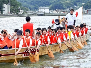 力いっぱい櫂を振るう中学生たち＝相生湾
