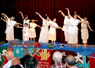 開校式では、７月に本番を迎えるダンスショーの一部も披露された＝旧室津小学校