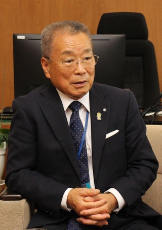 これまでの町政運営を振り返る岩見武三町長＝市川町役場