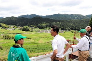 棚田での農業について地元住民の解説を聞くウオーキング参加者＝宍粟市波賀町飯見