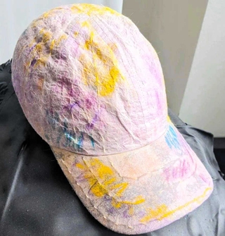 ダフネ博士が研究の一環で作った帽子。草木で染めた和紙が使われている（ＤＮＪ　ＰＡＰＥＲ提供）