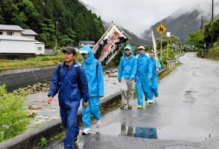 ２０２２年に実施した「千種川沿い縦走」。小雨の中、生徒たちはかっぱを着て歩いた＝宍粟市千種町千草