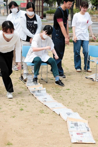 健康遊具のない公園でできる運動を実践する学生ら＝赤穂市古浜町