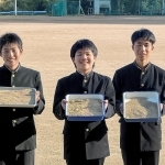 約６兆４６００億個の砂粒があるとされるグラウンドの前に立つ（左から）川中大雅さん、陸井陽登さん、宮下裕生さん＝相生高校