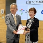 コープこうべが提供する出産祝い品の贈呈式＝たつの市役所