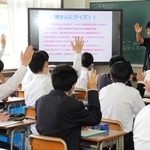 クイズを交えながら仕事について紹介する商工会青年部員の安積希真さん（右奥）＝市川町東川辺