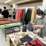 色とりどりの一枚革などが並ぶ即売会場＝たつの市龍野町富永