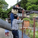 獣害対策の柵を設置する「長谷助け合い隊」のメンバー＝佐用町奥長谷