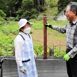 「長谷助け合い隊」の加藤政男さん（右）と依頼者の中野綾子さん（中央）＝佐用町奥長谷