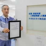 特例子会社の認定証をアピールするナガセミライの大西敏聖社長＝たつの市龍野町中井