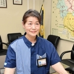 架空請求詐欺を防ぎ、署長感謝状を受け取った塩垣涼子さん＝宍粟署