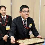詐欺被害を防ぎ、署長感謝状を受け取った山根正弘さん（右）と三木ひろみさん＝宍粟署