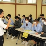 候補者（左）の主張を聞く生徒たち＝神河町福本
