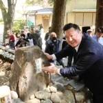 野見宿禰神社の参道に玉垣と石板を奉納した宮城野親方＝３月２９日、たつの市龍野町