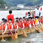 力いっぱい櫂を振るう中学生たち＝相生湾