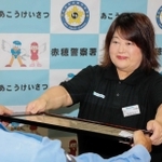 詐欺被害を食い止めたファミリーマート赤穂加里屋中洲店の引本寿美店長＝赤穂署