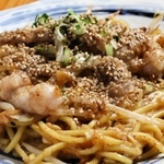 中華麺でつくる鳥取市の「ホルモン焼きそば」（ホルモン麺対決鳥取の陣実行委員会提供）