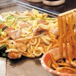 佐用で親しまれるつけだれ式の「ホルモン焼きうどん」（ホルモン麺対決鳥取の陣実行委員会提供）