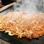 たれと具材をからめて仕上げる「津山ホルモンうどん」（ホルモン麺対決鳥取の陣実行委員会提供）