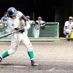 昨年の西播地区中学総体の軟式野球決勝で、懸命にプレーする選手＝２０２２年７月、宍粟市波賀町有賀