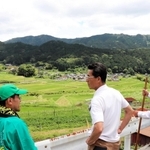 棚田での農業について地元住民の解説を聞くウオーキング参加者＝宍粟市波賀町飯見