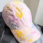 ダフネ博士が研究の一環で作った帽子。草木で染めた和紙が使われている（ＤＮＪ　ＰＡＰＥＲ提供）