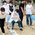 健康遊具のない公園でできる運動を実践する学生ら＝赤穂市古浜町
