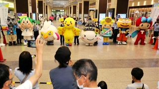 改札前に集結したご当地キャラクター＝ＪＲ姫路駅
