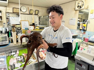 マダコを寄贈した阿部浩也さん（魚竹あべ鮮魚提供）