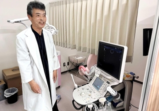 婦人科での診察を引き受けた金井利仁さん＝相生市民病院