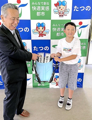 熱中症対策を直訴する手紙を送り、冷却パッドをプレゼントされた梅村凛太郎君＝たつの市揖保川町黍田