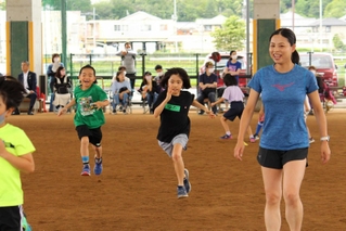 小林さんからアドバイスを受けて走る子どもたち＝福崎町西治