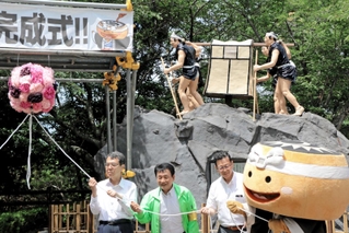 忠臣蔵「早かご」モニュメントのリニューアルを祝った式典＝高取峠