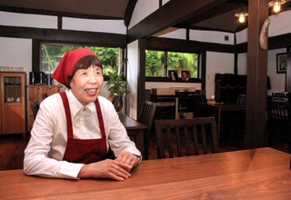 自慢のカフェで婚活サポートを始める谷岡裕子さん＝福崎町大貫