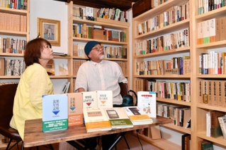 作家の竹内和夫さんの蔵書を集めた「本の蔵」をオープンした志水和司さん（右）、佐緒子さん夫婦＝宍粟市山崎町山崎
