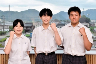 全国大会に出場する（左から）田口恭子さん、小松煌さん、藤原絆照さん＝宍粟市役所
