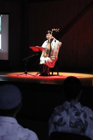 臨場感あふれる弾き語りを披露する大藪旭晶さん＝スピカホール
