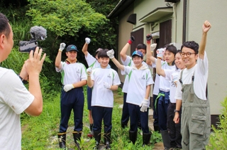作業前に撮影に臨む市川義一さん（右端）と市川高校の生徒ら＝市川町下牛尾