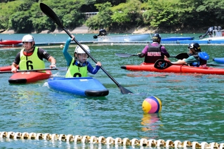 湖上の風を浴び、カヌーポロを楽しむ参加者たち＝宍粟市波賀町引原