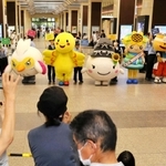 改札前に集結したご当地キャラクター＝ＪＲ姫路駅