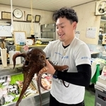 マダコを寄贈した阿部浩也さん（魚竹あべ鮮魚提供）
